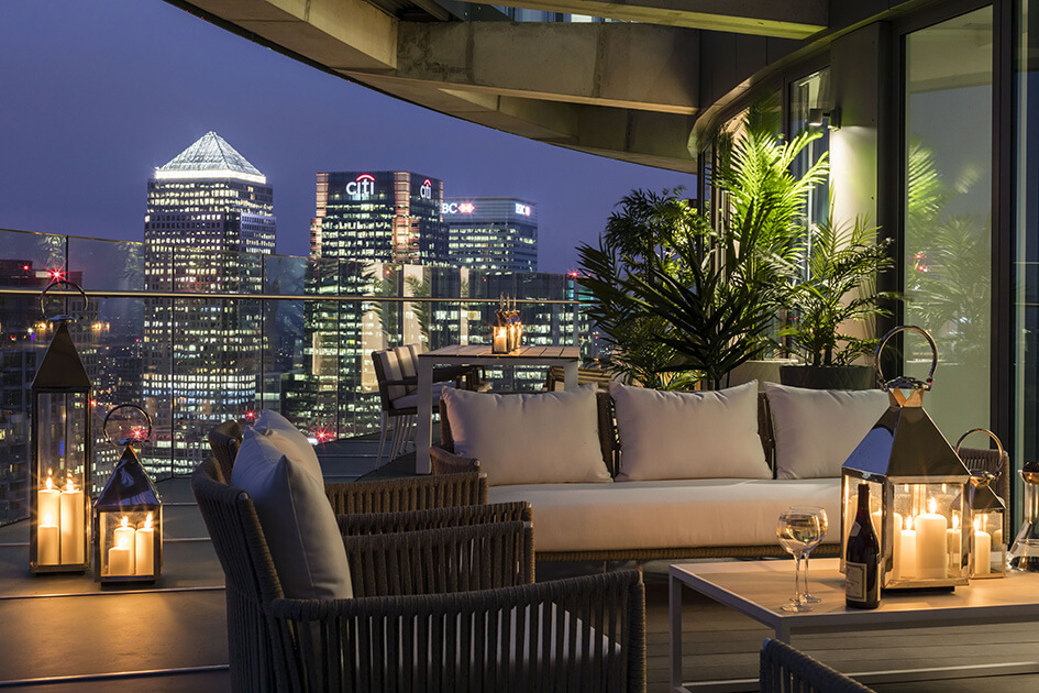 Balcony at Baltimore Tower. Views of Canary Wharf 