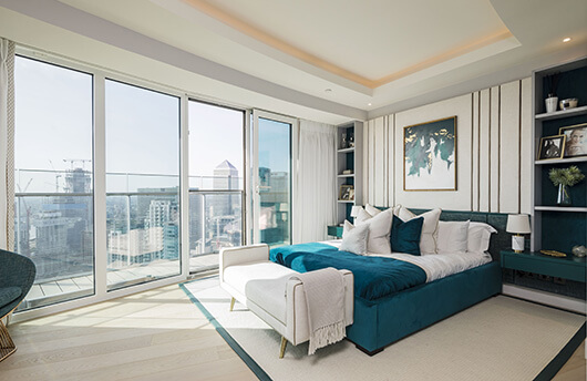 A bedroom overlooking Canary Wharf in Baltimore Tower