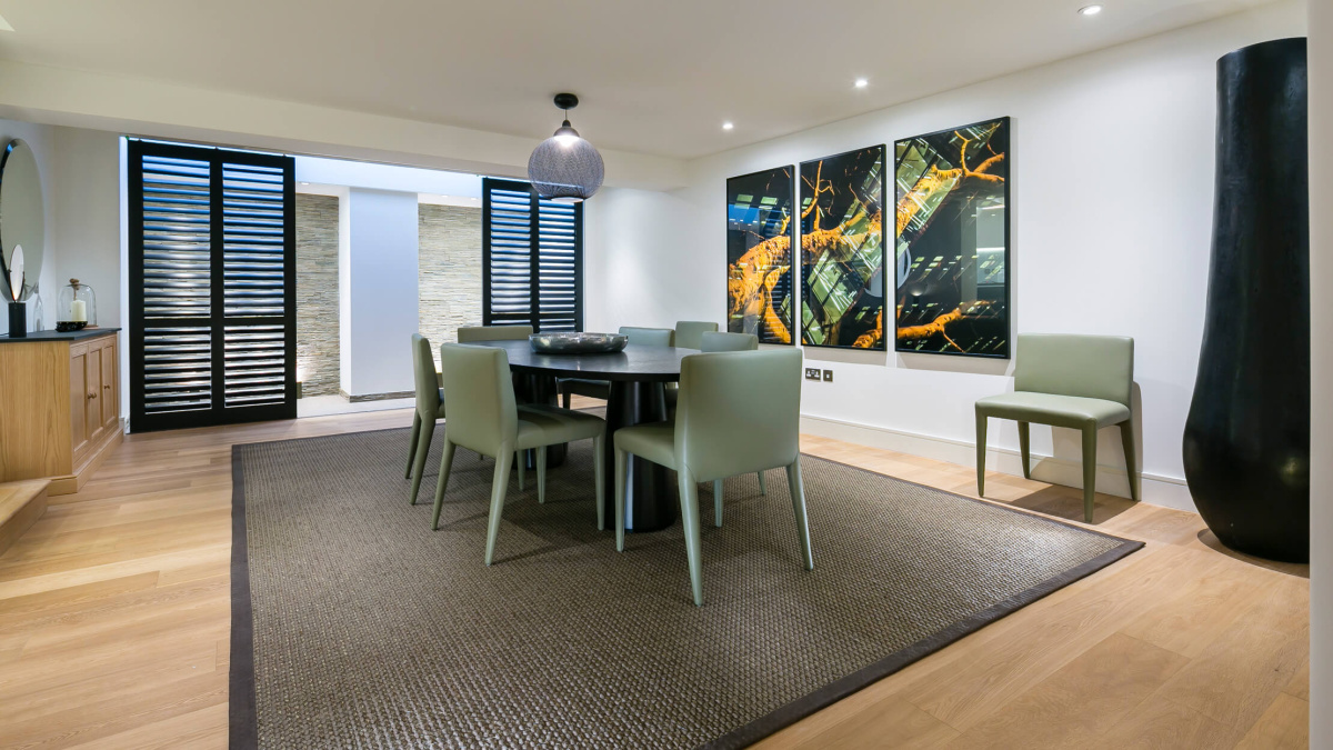 Dining area in St Mary at Hill show apartment, ©Galliard Homes.