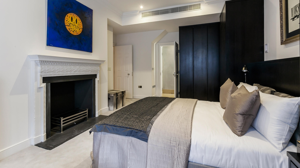 Bedroom in the Great Cumberland Place show apartment, ©Galliard Homes.