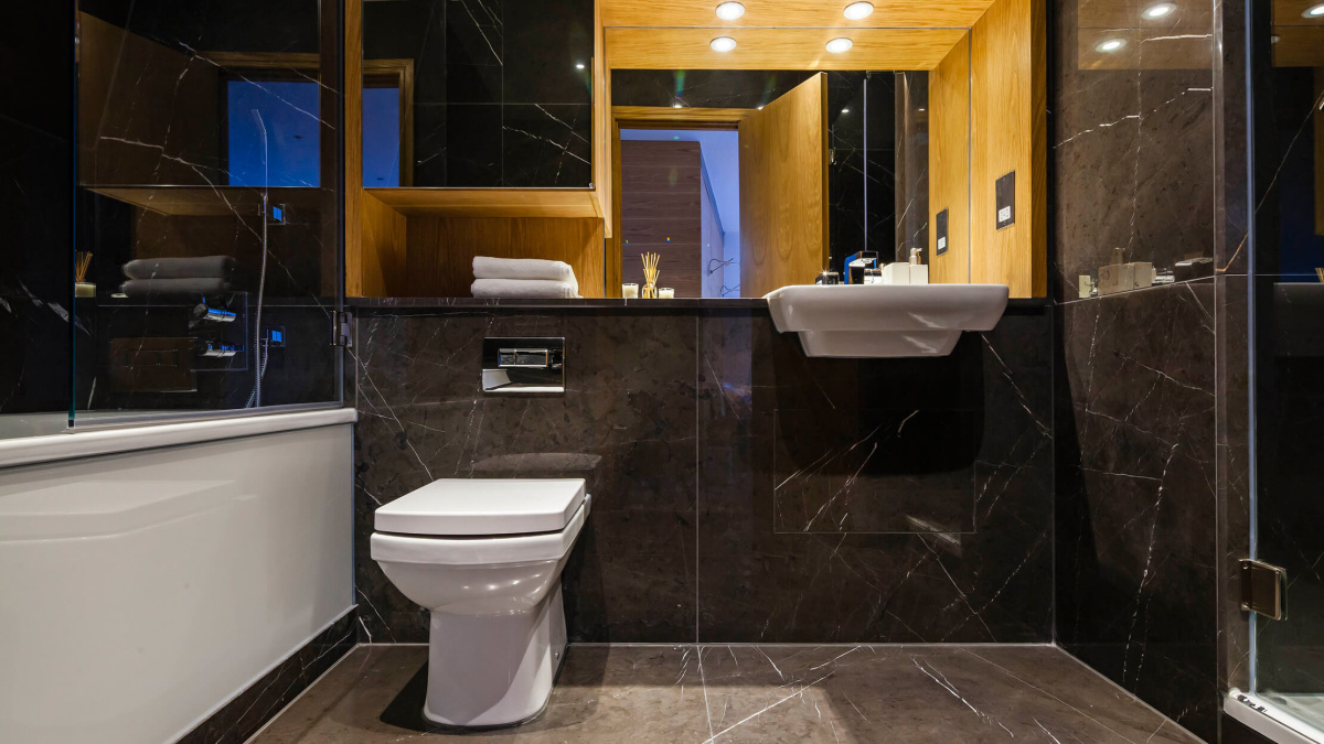Bathroom at a Ludgate Broadway show apartment, ©Galliard Homes.
