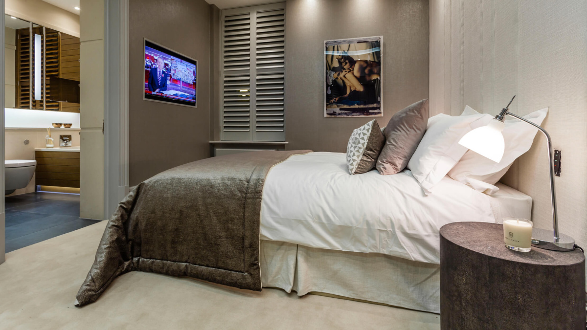 Bedroom and en-suite in the Harley House show apartment, ©Galliard Homes.