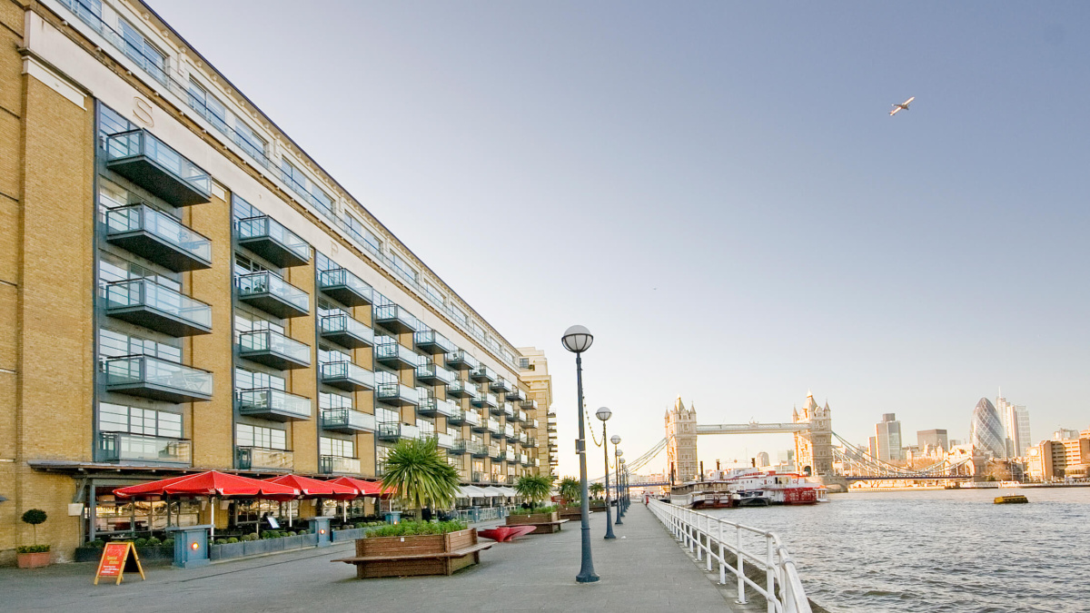 Spice Quay Heights exterior and view of Tower Bridge, ©Galliard Homes.