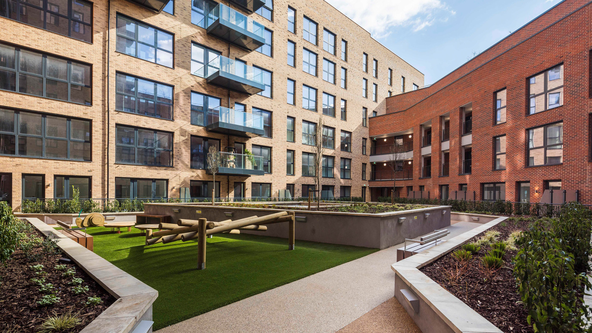 Citypark Gardens exterior and communal gardens, ©Galliard Homes.