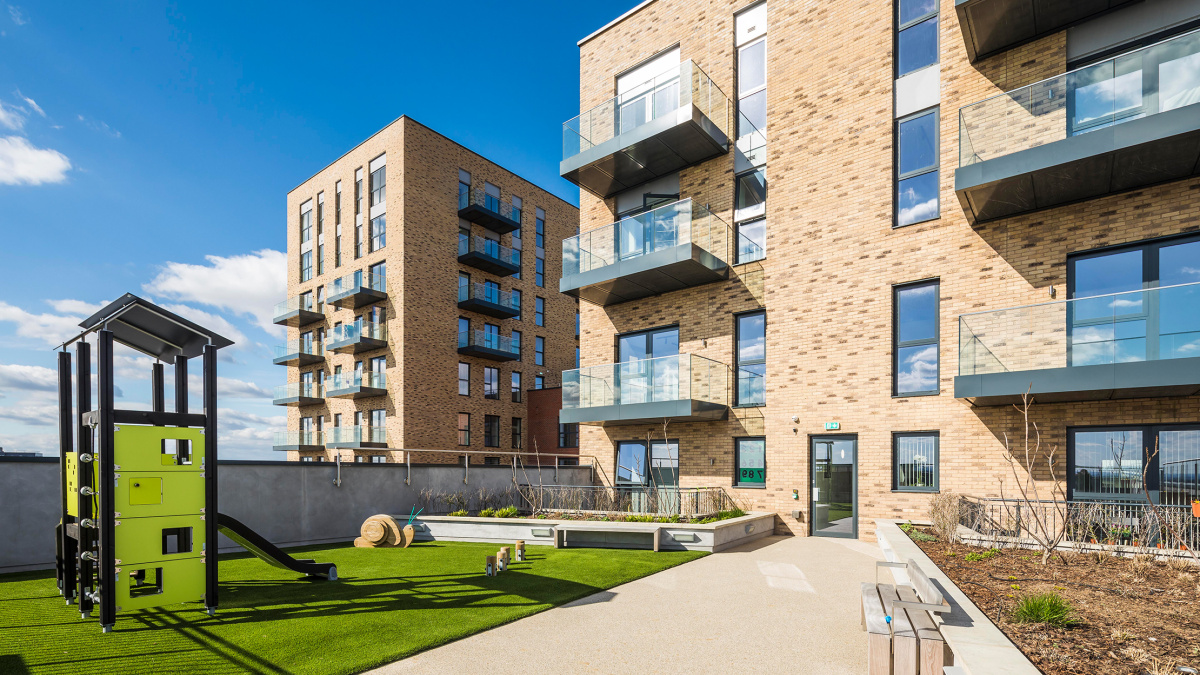 Citypark Gardens exterior and communal gardens, ©Galliard Homes.