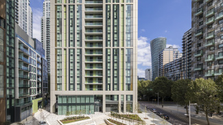 Harbour Central exterior and landscaped piazza, ©Galliard Homes.