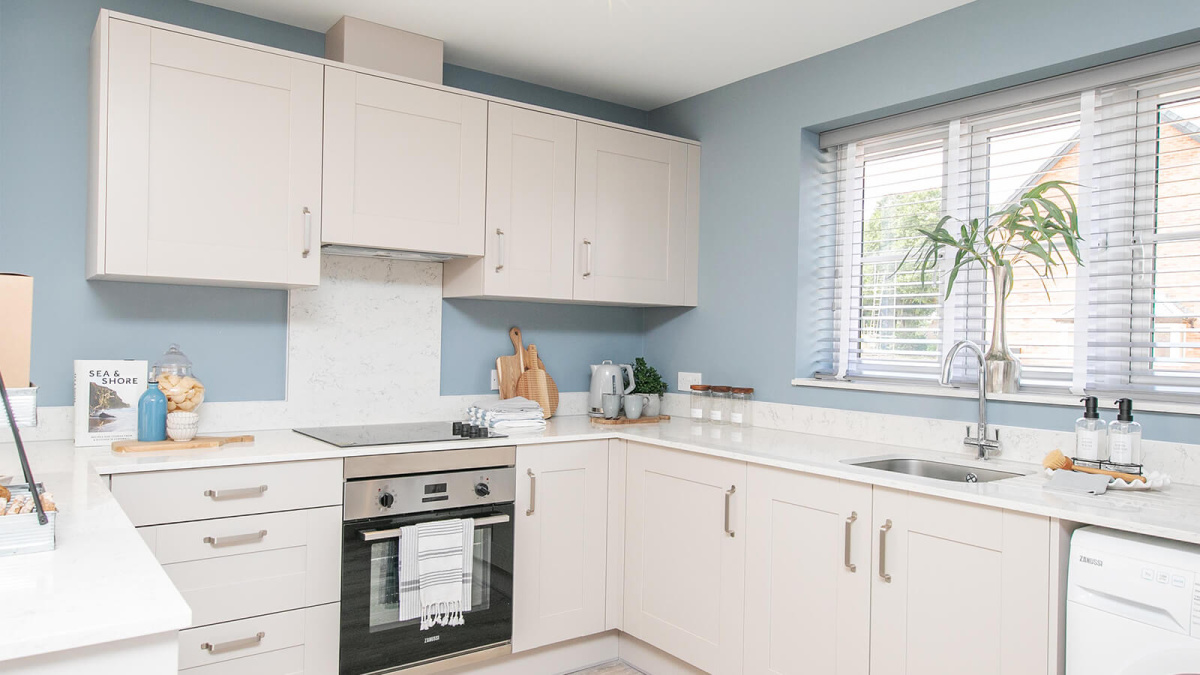 Kitchen area with breakfast bar ©Wavensmere