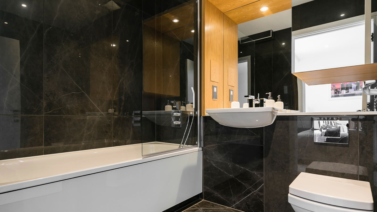 En-suite bathroom ©Galliard Homes.