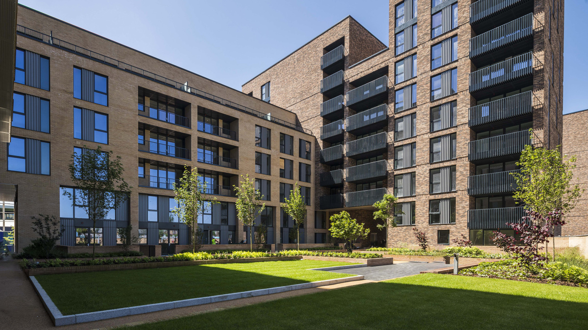 Wimbledon Grounds exterior and communal gardens, ©Galliard Homes.