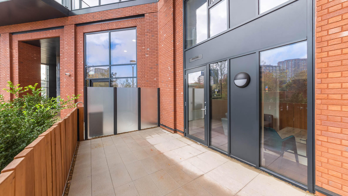 Private patio area at G03 Orchard Wharf ©Galliard Homes.