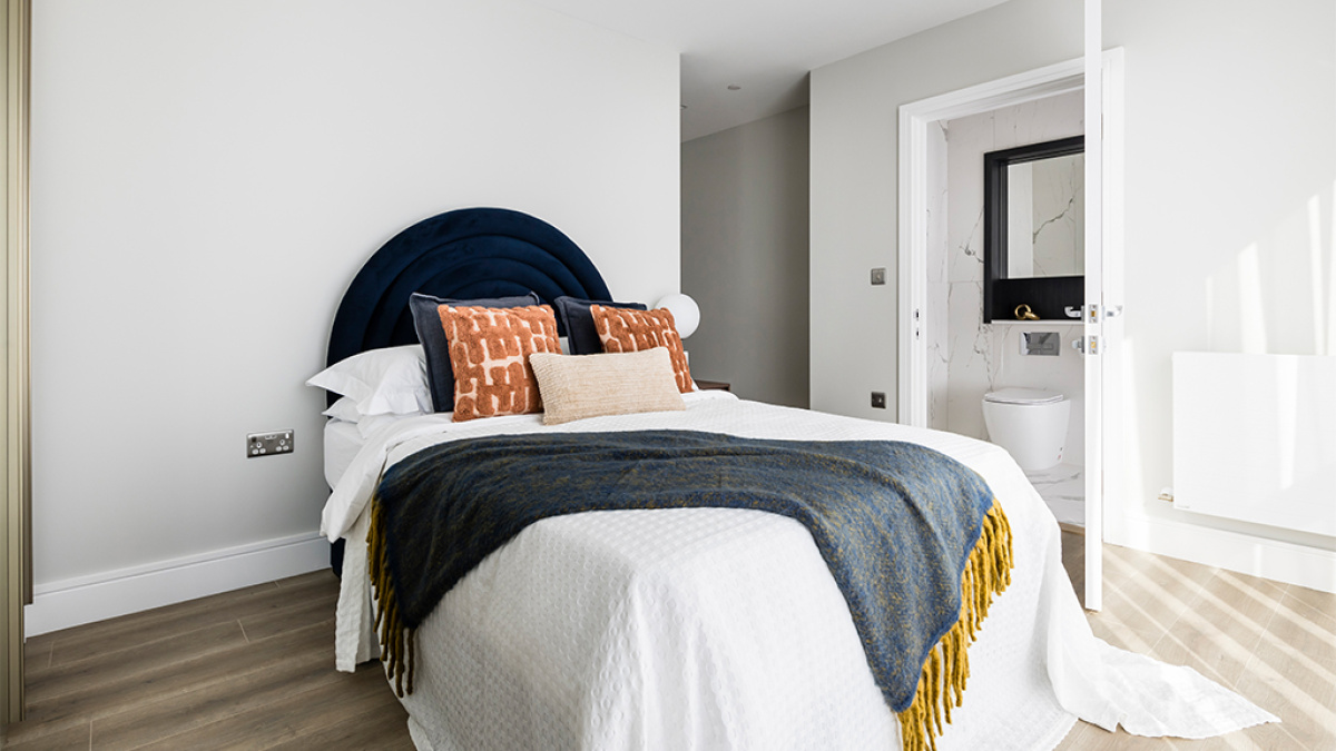 Bedroom 1 with ensuite at Neptune Wharf ©Galliard Homes.