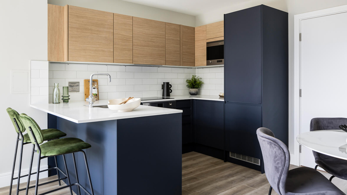 Duplex kitchen with breakfast bar at Neptune Wharf ©Galliard Homes.