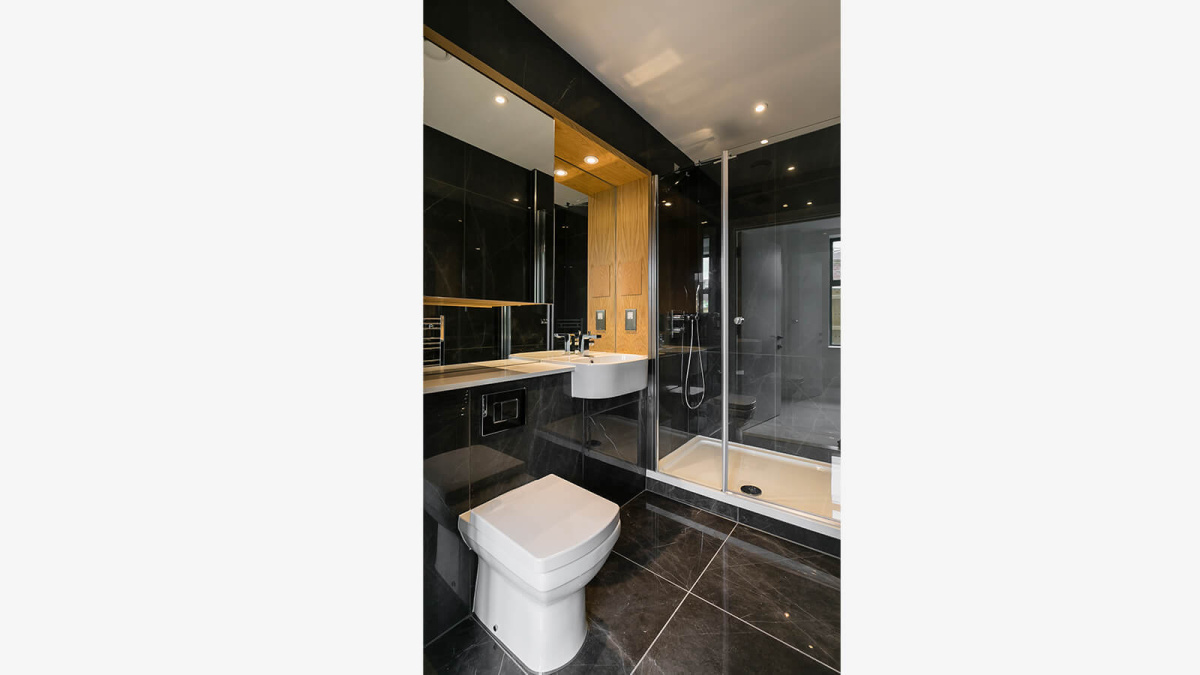 En-suite shower room at Crescent House ©Galliard Homes.