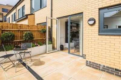 Private terrace and garden at the Silver Works townhouse show home, ©Galliard Homes. Private terrace and garden at the Silver Works townhouse show home, ©Galliard Homes.